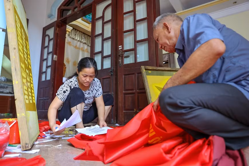 Today, advanced technologies have been employed to manufacture flags for improved productivity. However, many Tu Van households are still practicing the traditional method of embroidery. Vuong Thi Nhung’s family is a case in point, with three generations embroidering flags. As the traditional method is time and labour consuming, most flags are now made with embroidery machines. But the craft ones possess their own beauty and value and their makers take pride and honour of their work. When national events approach, the national flag (a red flag with a five-pointed yellow star in the centre) is in high demand, and Tu Van villagers enter the peak of their flag production. (Photo: VietnamPlus) 