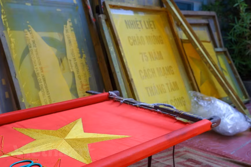 Going through ups and downs, Tu Van artisans still sustain their work of making the national flag serving the demand in Vietnam and overseas. They have made millions of flags for over the past 70 years. Today, advanced technologies have been employed to manufacture flags for improved productivity. However, in Tu Van, there are households still practicing the traditional method of embroidery. The crafted products possess their own beauty and value and their makers take pride and honour of their work. When national events approach, the national flag is in high demand, and Tu Van villagers enter the peak of their flag production. (Photo: VietnamPlus) 