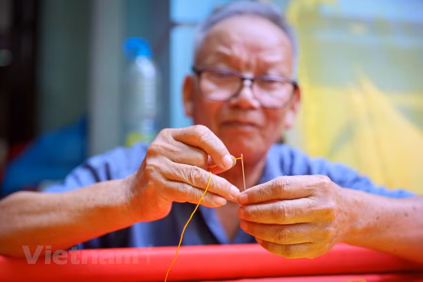 Plus-sized embroidered flags are also ordered in high volume, with the quantity reaching thousands. They are used mostly for military parades, which are among celebration activities held during the country’s major events of the year, particularly the anniversaries of August Revolution (August 19) and National Day (September 2). Located 30 km south of Hanoi, Tu Van village in the capital’s Thuong Tin outlying district is famed for its embroidery and weaving craft. It has made millions of national flags over the past 70 years. Villagers say they made the national flags used on September 2, 1945, when President Ho Chi Minh read out the Declaration of Independence giving birth to the Democratic Republic of Vietnam at Ba Dinh square. (Photo: VietnamPlus) 