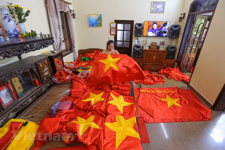 Veteran embroider Vuong Thi Nhung proudly said her daughter is only 23 years old now but has more than 11 years of flag embroidery experience. According to Nhung, three generations of her family have been embroidering national flags in Tu Van. Her farther had learned flag making techniques for years before passing them on to his offspring. She noted the reason for her family to focus on crafting instead of using machines is a desire of persevering the traditional craft of embroidering “the spirit of the nation” for generations. “My father was among the first to bring the flag embroidery craft to Tu Van,” Nhung said. (Photo: VietnamPlus)