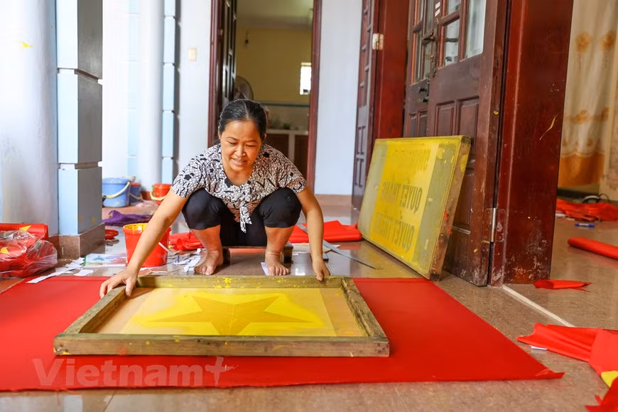 The 46-year-old Vuong Thi Nhung has spent more than 30 years embroidering national flags. According to her, the three generations of her family have been embroidering national flags in Tu Van. Her farther had learned flag making techniques for years before passing them on to his offspring. In the recent decade, the demand for national flags has surged, and her family has become busier as a result. The tradition of embroidering flags has been deep-rooted in Tu Van for almost 75 years. From a small traditional village, the rectangular red flags with a golden star in the middle have been distributed far and wide across Vietnam. (Photo: VietnamPlus)