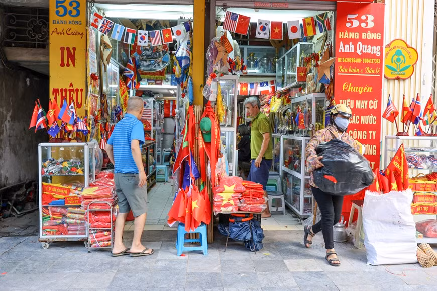 Tu Van flag products are available in most of the stores in Hanoi and many others across the nation. Villagers say they made the national flags used on September 2, 1945, when President Ho Chi Minh read out the Declaration of Independence giving birth to the Democratic Republic of Vietnam at Ba Dinh square. Since then, the tradition of making embroidered flags has been deep-rooted in Tu Van for almost 75 years. The products have earned a living for many villagers. From the small traditional village, the rectangular red flags with a golden star in the middle have been distributed far and wide across Vietnam, helping affirm the national independence and sovereignty. (Photo: VietnamPlus)