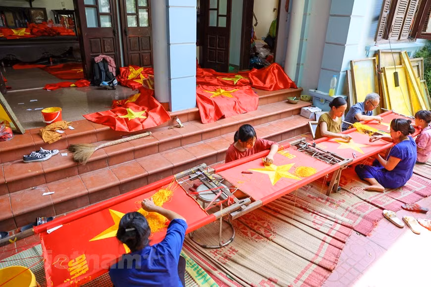 In the festive atmosphere celebrating the 75th anniversary of the August Revolution (August 19, 1945 - 2020) and National Day (September 2, 1945 - 2020), people in Tu Van craft village (Le Loi commune, Thuong Tin district, Hanoi) are busy making national flags as orders come pouring from across the country. Located 30 km south of Hanoi downtown, Tu Van village in the capital’s outlining Thuong Tin district is famed for its embroidery and weaving as it has made millions of national flags for over 70 years. Villagers say they made the national flags used on September 2, 1945, when President Ho Chi Minh read out the Declaration of Independence giving birth to the Democratic Republic of Vietnam at Ba Dinh square. (Photo: VietnamPlus)