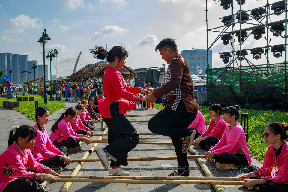 Various folk games are held throughout the festival in the Bach Dang Wharf area in District 1. (Photo: VNP/VNA)