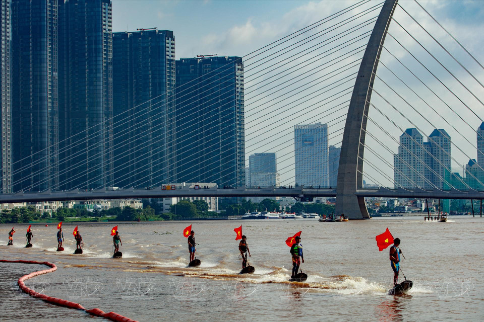 A jet board performance on the Saigon River, in the Bach Dang Wharf area. (Photo: VNP/VNA)