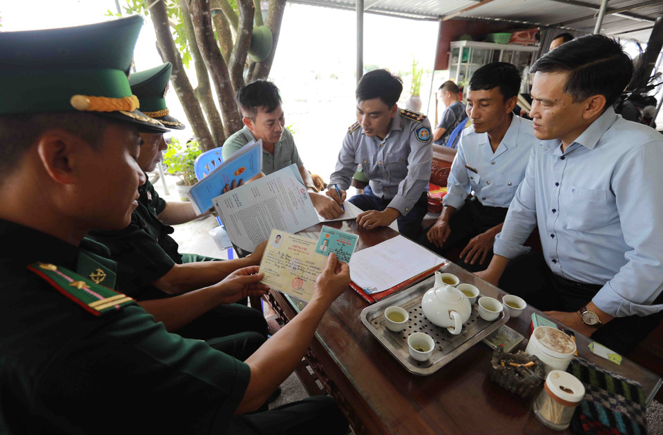 Hai Phong authorities distribute information on fisheries exploitation under IUU regulations before vessels head out to sea. (Photo: VNA)
