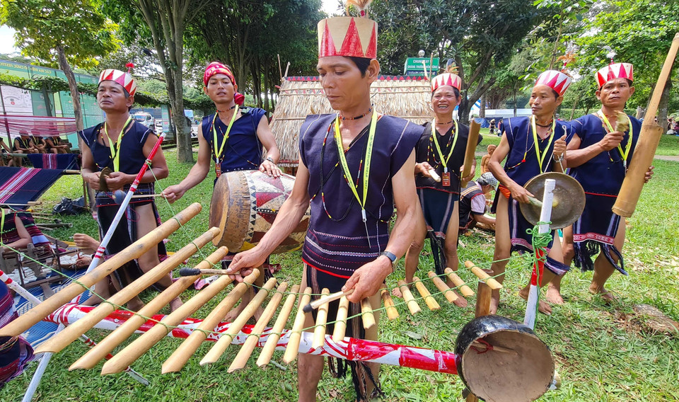 Artisans play traditional musical instruments. (Photo: VNA)