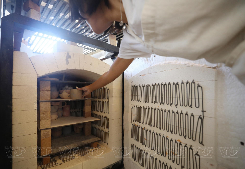 Placing items into the kiln. (Photo: VNP/VNA)
