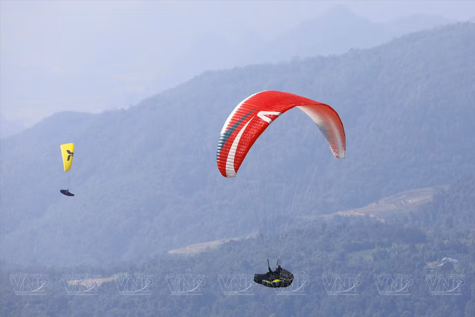 Pilots fly paragliders towards the famous Putaleng Peak in Lai Chau province. (Photo: VNP/VNA)