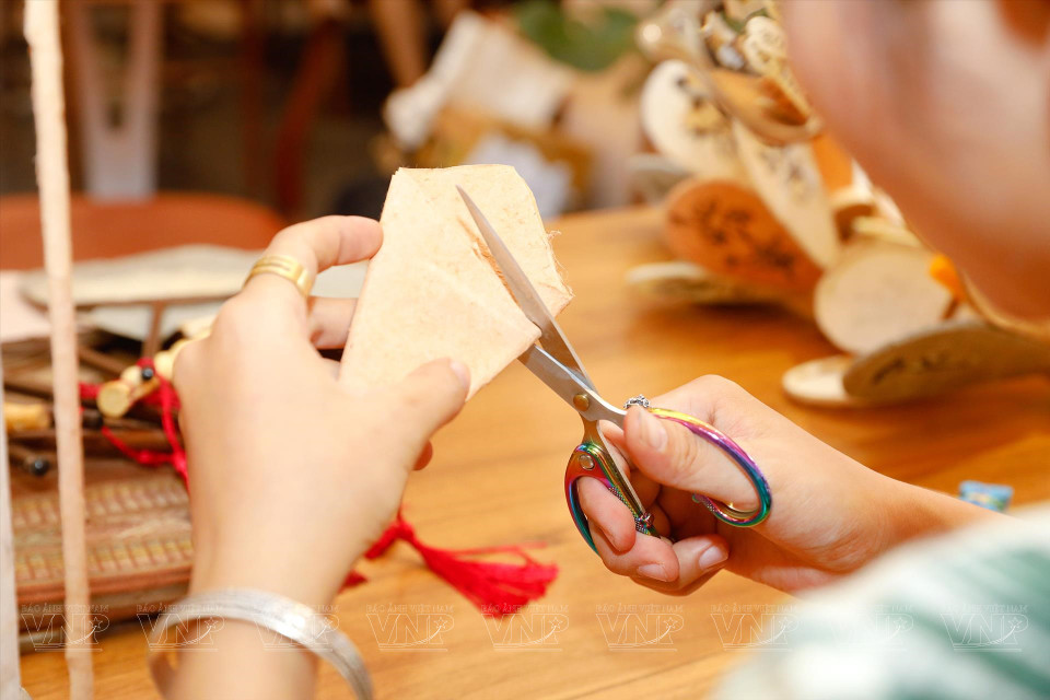 With a desire to bring traditional handmade paper closer to contemporary life, young artisan Doan Thai Cuc Huong has created products that bring a breath of fresh air into traditional Vietnamese culture by mixing in modern aesthetics. (Photo: VNP/VNA)