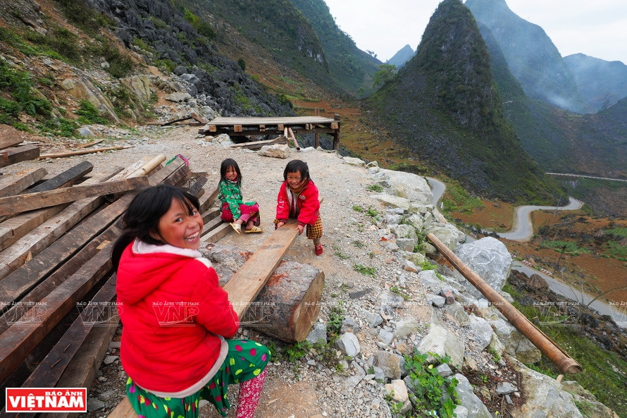 Children play on Pai Lung slope. (Photo: VNP/VNA)