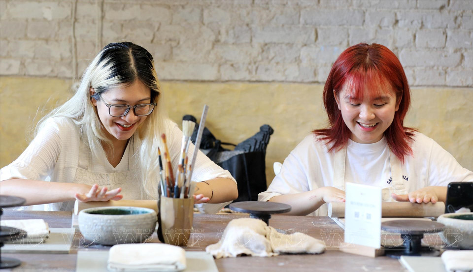 Young people enjoy the process of making pottery. (Photo: VNP/VNA)
