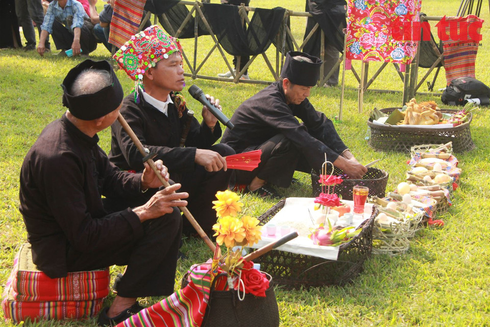 Shaman Lo Van Luong and priests in the village perform rituals at the ceremony. (Photo: Tin tuc newspaper)