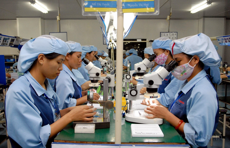 Accounting for over 50% of the population and more than 48% of the social workforce, Vietnamese women are present in every facet of society. In the photo: Female workers produce electronic components at the Canon factory in the Pho Noi A Industrial Park in Hung Yen province. (Photo: VNA)