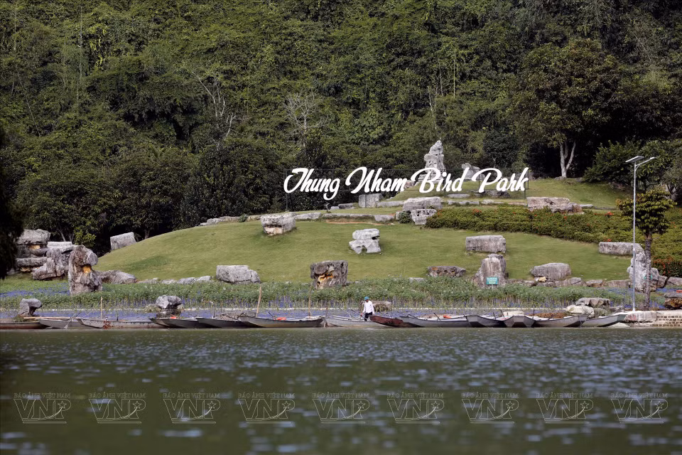 The hills in the middle of the vast lake are ideal camping spots for tourists. (Photo: VNP/VNA)