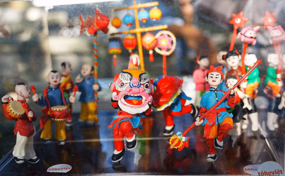 This Mid-Autumn Festival lantern procession figurine set from Artist Dang Van Hau is based on the techniques of making powdered animals from Dong Xuan, Pho Khach, and Phu Xuyen and from the process of researching national culture. (Photo: VNA)