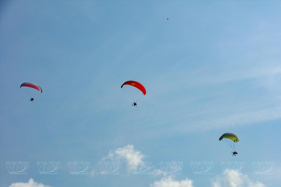 Paragliding at the Ho Chi Minh City River Festival 2023. (Photo: VNP/VNA)