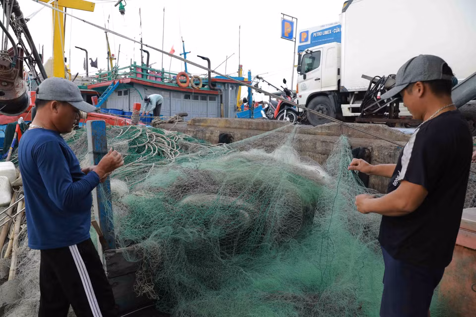 Fishermen prepare to head out to sea from Ninh Co fishing port in Thinh Long town, Hai Hau district, Nam Dinh province. (Photo: VNA)