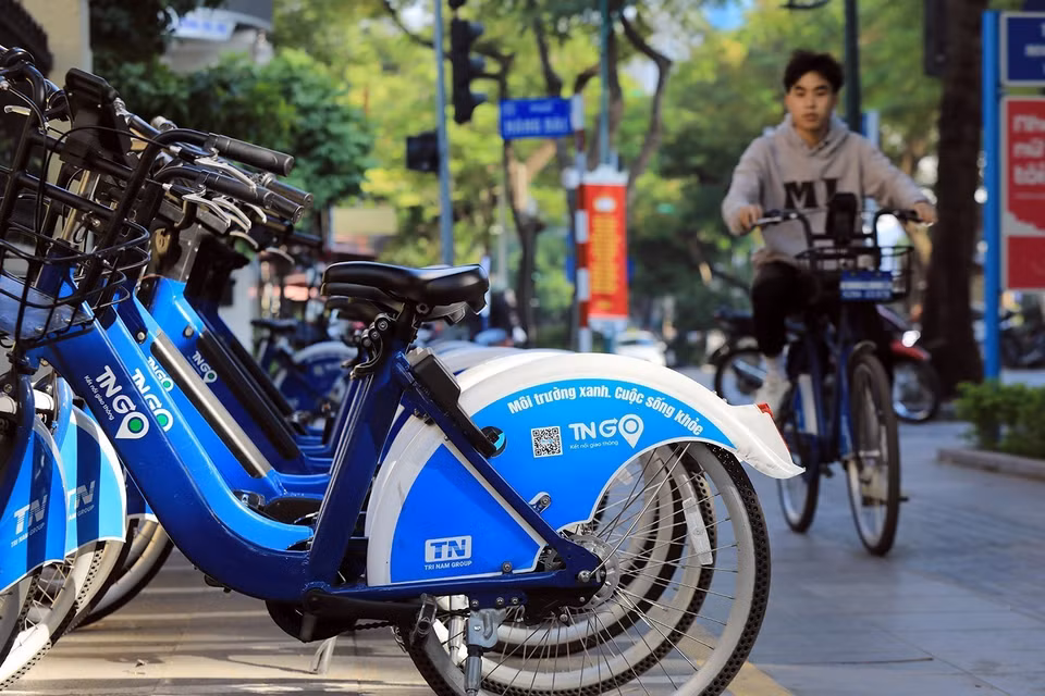 Electric bicycles are part of green transportation efforts, protecting the environment and contributing to creating a green transportation ecosystem in Hanoi. (Photo: VNA)