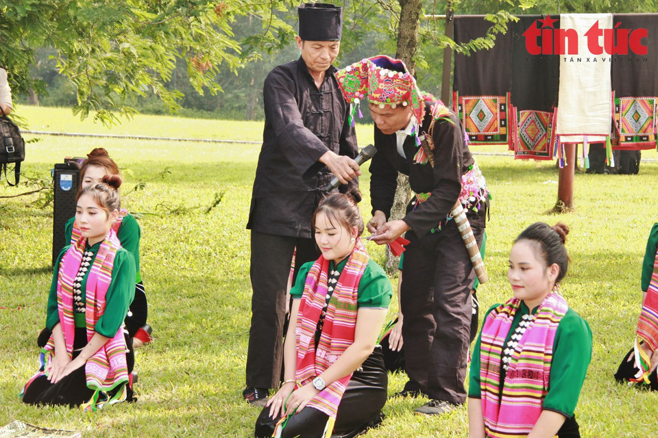 A ceremony prays for good health and a peaceful and prosperous life. (Photo: Tin tuc newspaper)