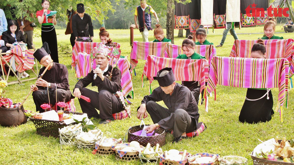 Offerings at the festival are provided by local villagers. (Photo: Tin tuc newspaper)