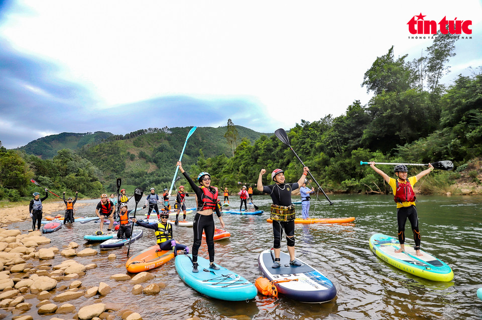 For the first time, the SUP rowing event is held by Binh Lieu district in cooperation with the May 5 Travel JSC, attracting a large number of tourists (in 2023). (Photo: Tin tuc newspaper)