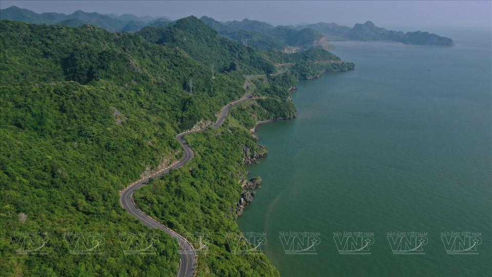 The beautiful coastal cross-island road on Cat Ba Island (Photo: VNP/VNA)