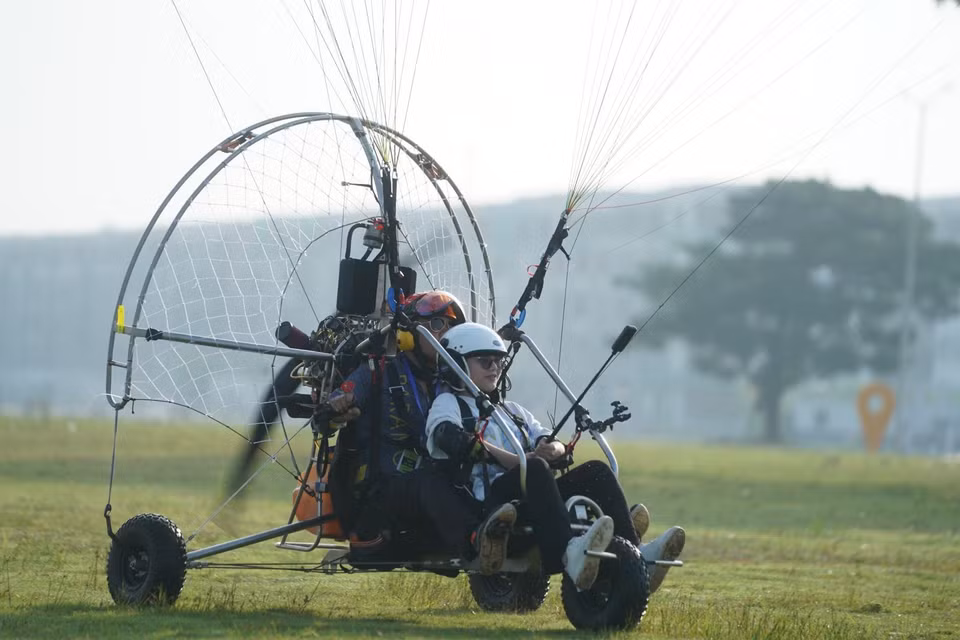 After a safety check, visitors begin their flight with a pilot in control. (Photo: Tin tuc Newspaper)