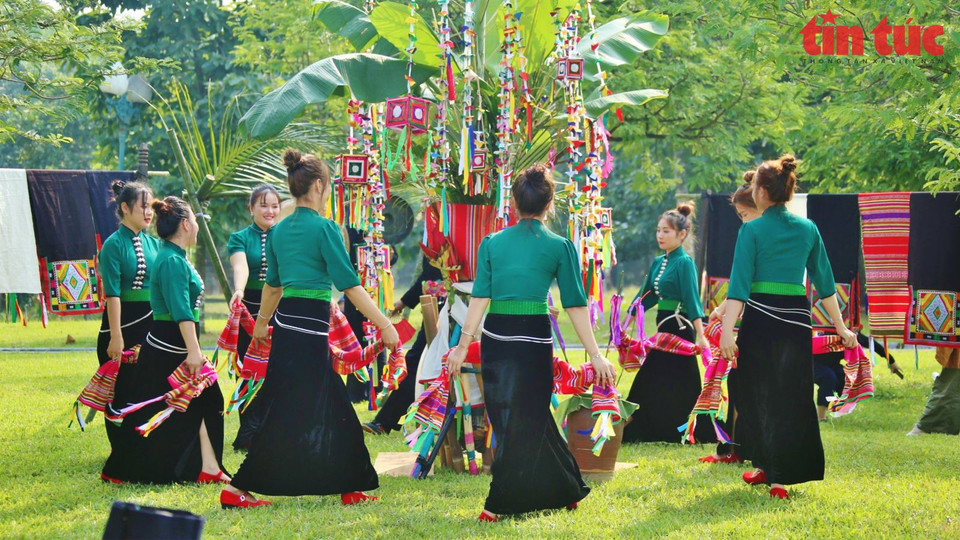 Dances and performances at the Then Kin Pang festival are attractive and fun, such as the “Tang Bang” dance, which calls for rain to water the world and make homes full of lush plants. (Photo: Tin tuc newspaper)