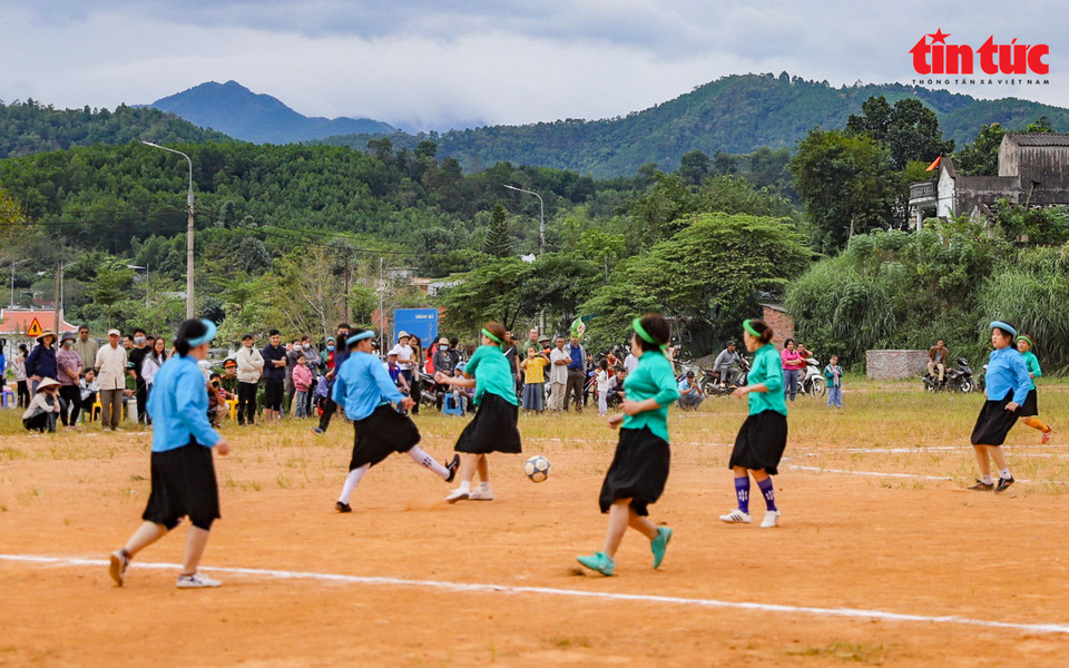 Girls wear typical outfits of the San Chi ethnic minority group on a football field. (Photo: Tin tuc newspaper)