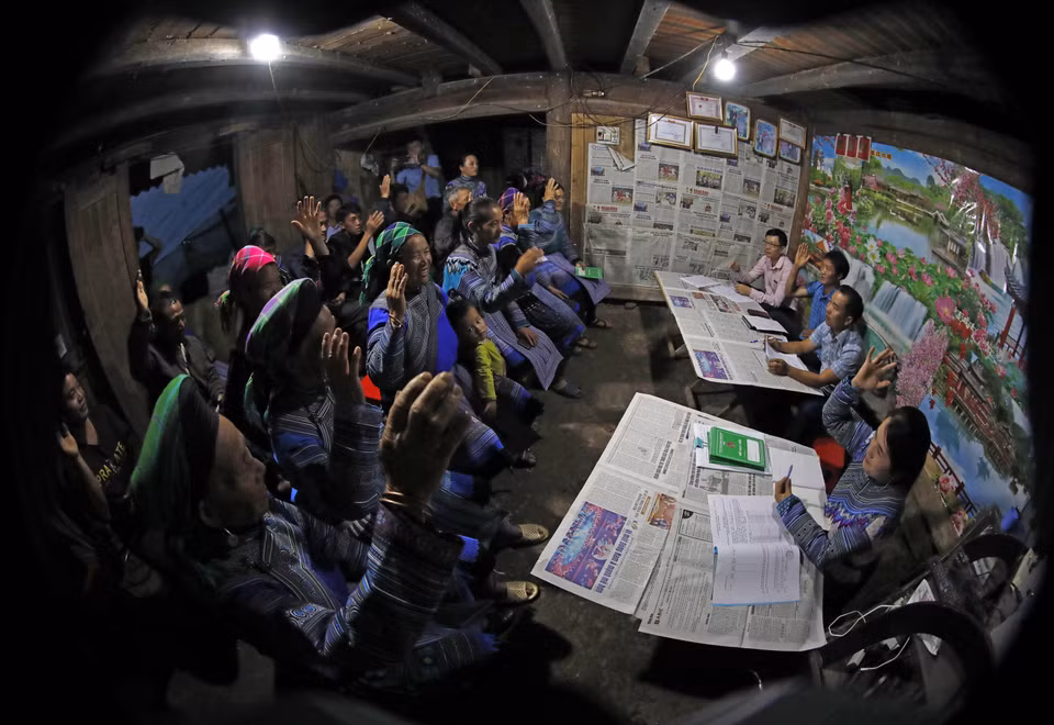 A meeting to review loans at Thang Chu Pen village, Ta Ngai Cho commune, in Muong Khuong district, Lao Cai province. (Photo: VNA)