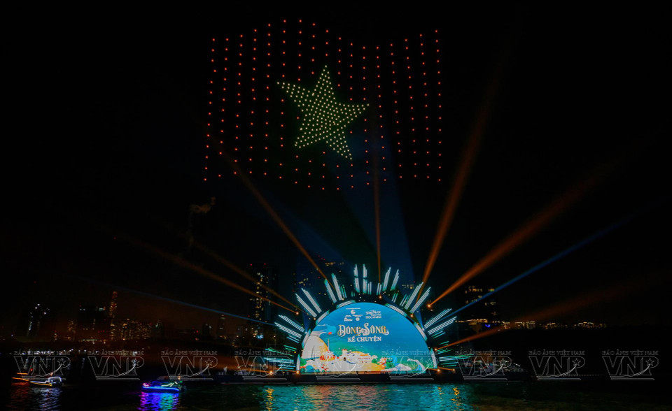 The highlight of the festival is the “Saigon - A Storytelling River” arts program, recreating the history of Saigon - Cho Lon - Gia Dinh - Ho Chi Minh City through more than 300 years of formation and development. (Photo: VNP/VNA)