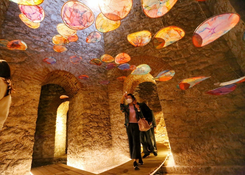 Visitors to the Hang Dau water tower. (Photo: VNA)