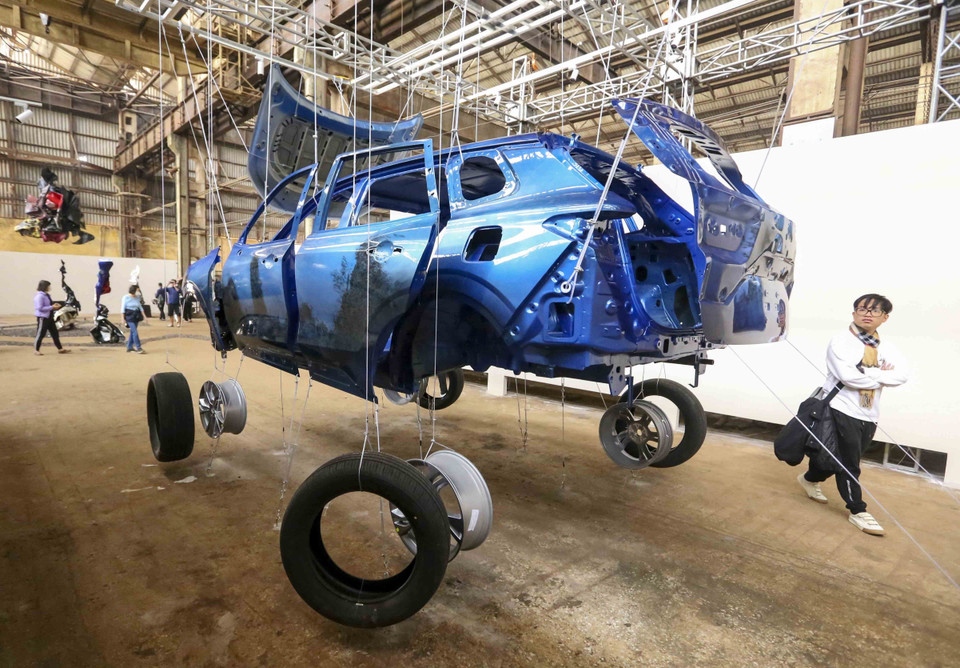 An art installation with the theme “Water Palace” from artist Trinh Minh Tien at workshop 5B (Photo: VNA)