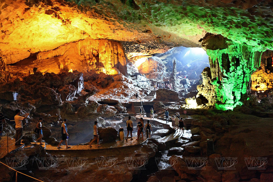 Tourists explore Sung Sot Cave (cave of surprise). (Photo: VNP/VNA)