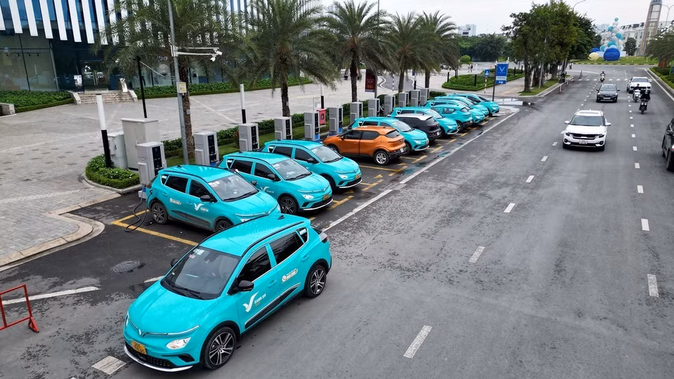 Roadside electric vehicle charging stations in Hanoi are convenient for recharging batteries as needed. (Photo: VNA)