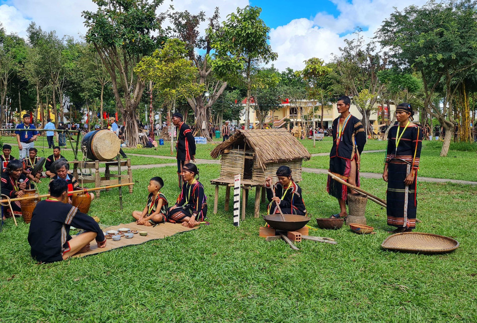 A recreation of the J’rai people’s new house-worshipping ritual. (Photo: VNA)