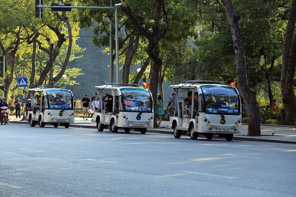 The roadmap for green transportation by 2050 in Hanoi targets all motor vehicles being electric and using green energy. (Photo: VNA)