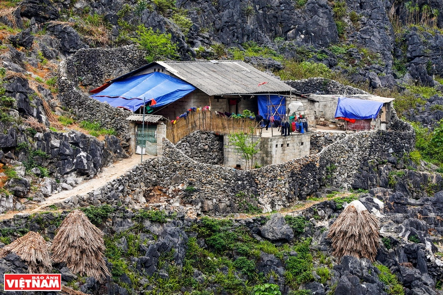 A house in Pai Lung with a distinctive stone fence. (Photo: VNP/VNA)