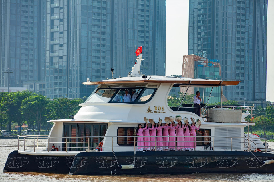 Local residents and tourists can experience waterway tourism along Nhieu Loc Canal in District 1 and at Binh Dong Wharf in District 8. (Photo: VNP/VNA)