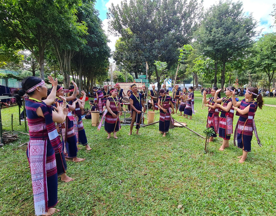 Artisans perform xoang dancing. (Photo: VNA)