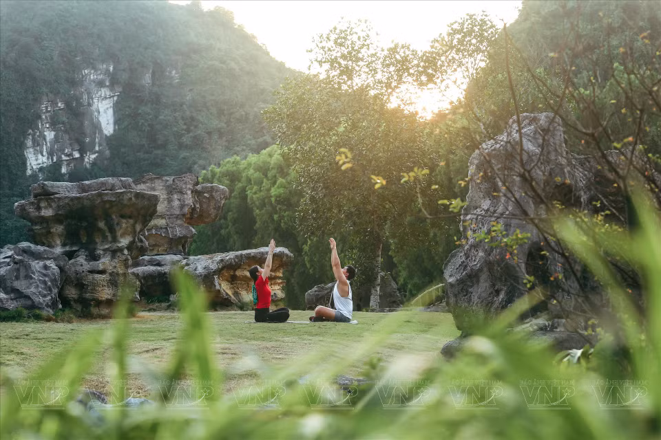 Tourists travel by boat to visit Hang But (Buddha Cave). (Photo: VNP/VNA)