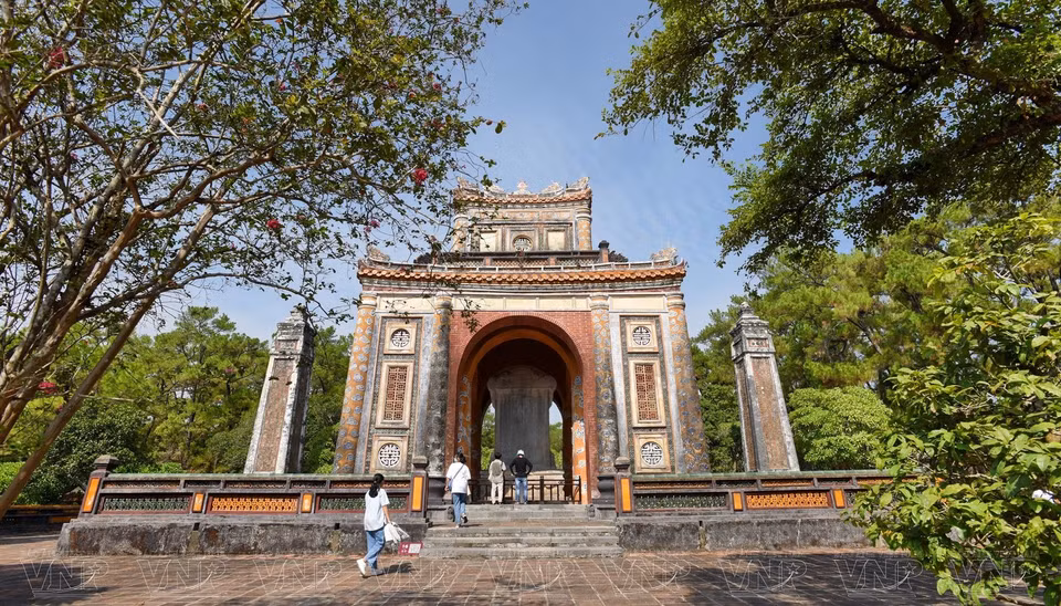 In front of the tomb is a structure built from mallet bricks and roofed with tiles. The two-storey gazebo is where the emperor placed Khiem Cung Ky, his autobiography engraved in stone, which was recognised as a National Treasure in 2015. (Photo: VNP/VNA)