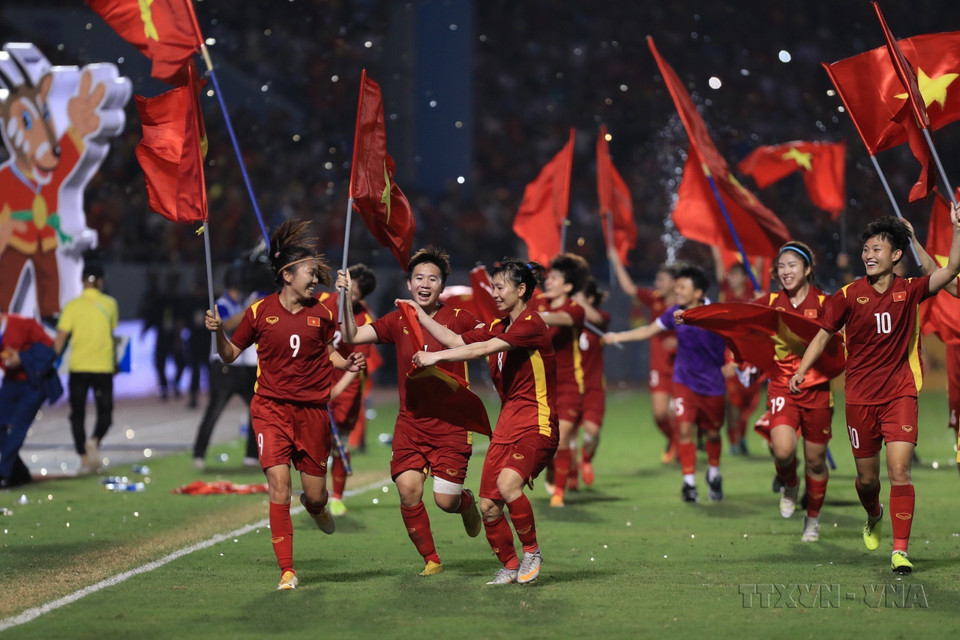 The “golden girls” of the Vietnamese football team celebrate winning the final at SEA Games 31 at Cam Pha Stadium in Quang Ninh province, May 21, 2022. (Photo: VNA)