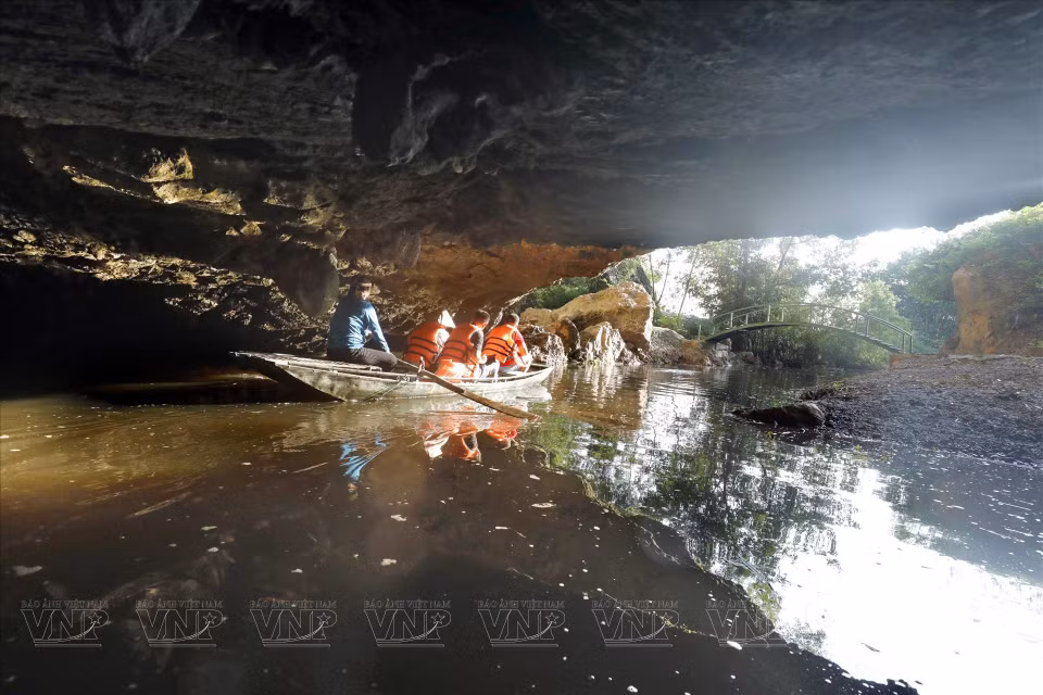 Tourists travel by boat to visit Hang But (Buddha Cave). (Photo: VNP/VNA)