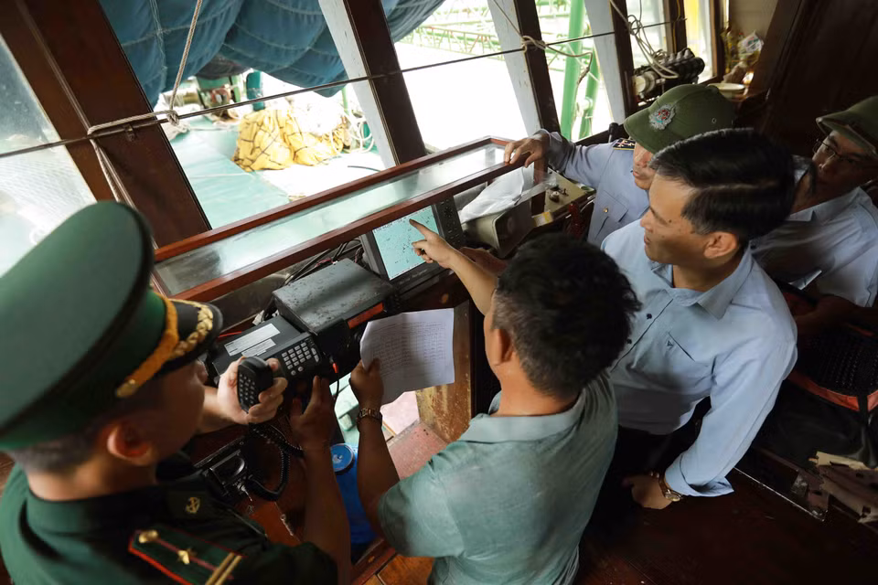 Hai Phong authorities check fishing monitoring equipment under IUU regulations before a vessel leaves port. (Photo: VNA)