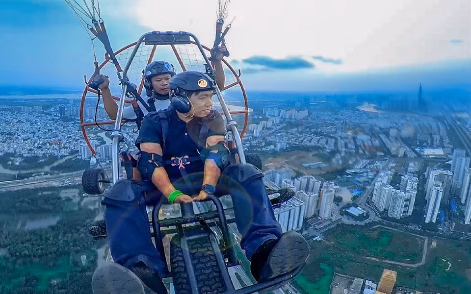 Tourists consider the cost of a flight as being quite reasonable compared to the cost of paragliding overseas. They can also take free photos and receive a video of their flight. (Photo: Tin tuc Newspaper)