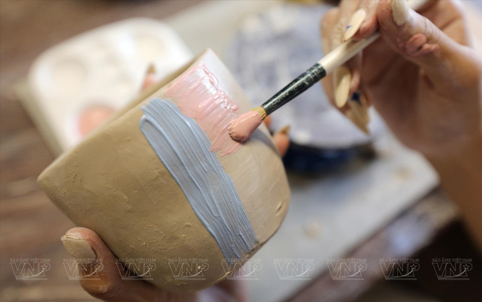 Colouring ceramic products. (Photo: VNP/VNA)