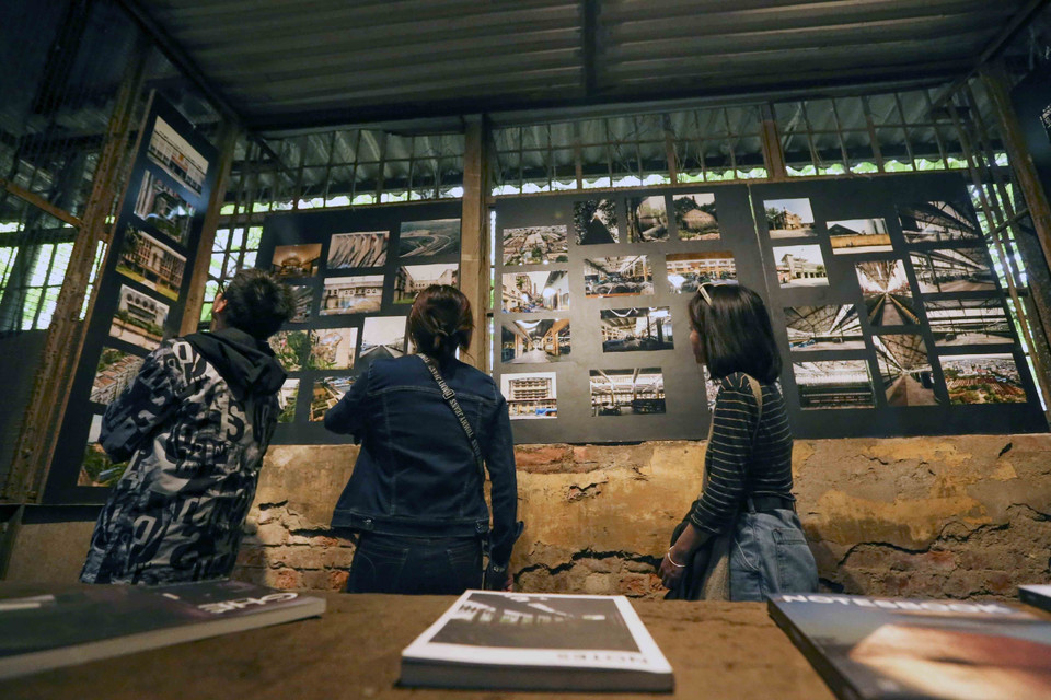 Visitors at the Hot Workshop Art &amp; Architecture Space (Photo: VNA)