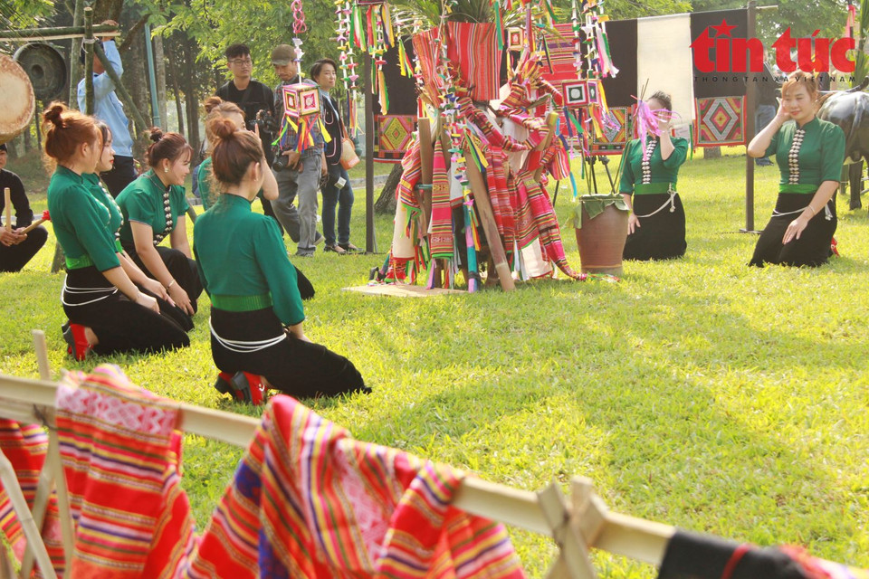 Boxes mounted on poles are considered the home of Then (God) when he visits earth. (Photo: Tin tuc newspaper)